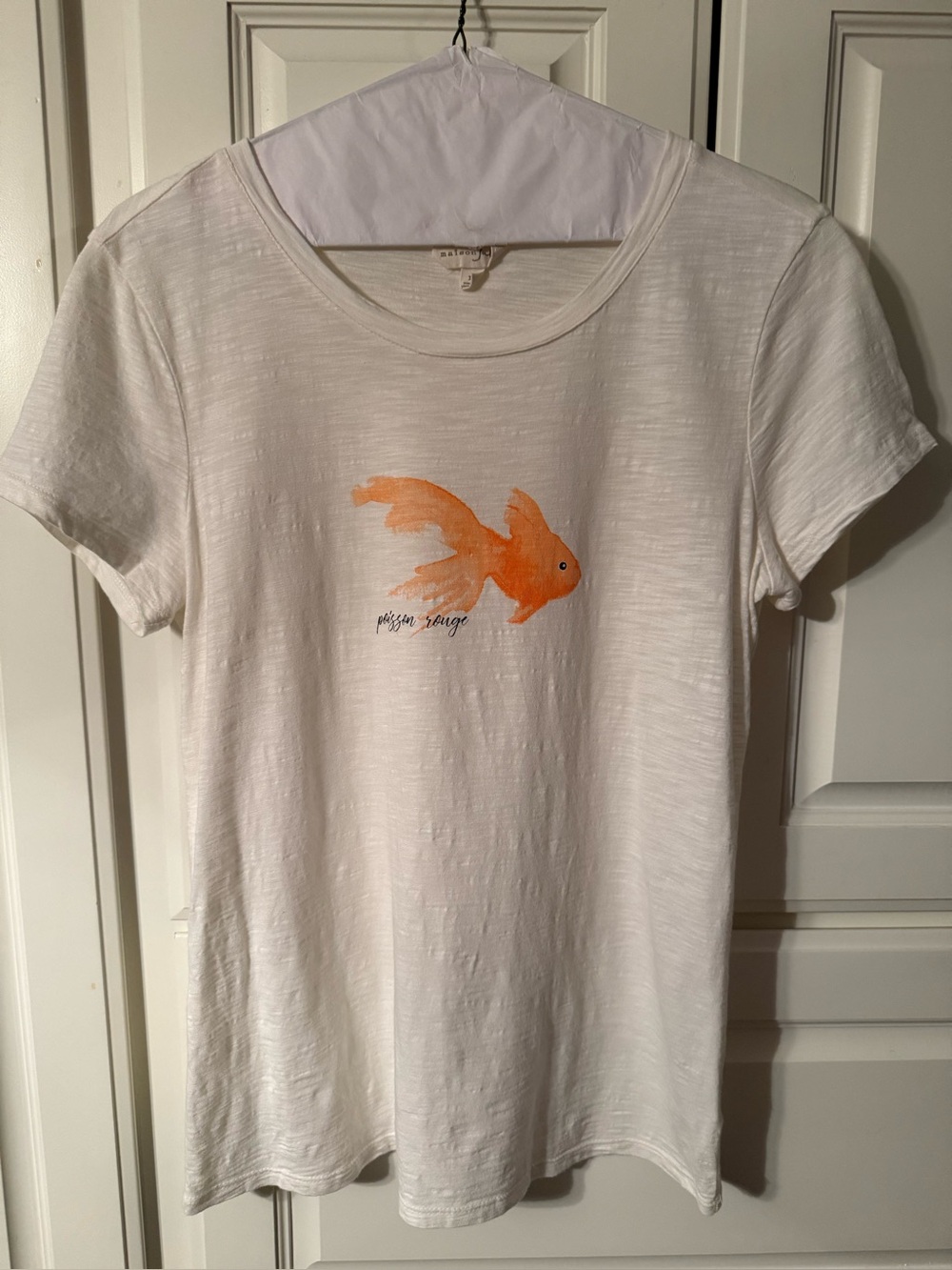 Maison Jules Women’s white short Sleeve Scoop Neck Top - with orange fish design